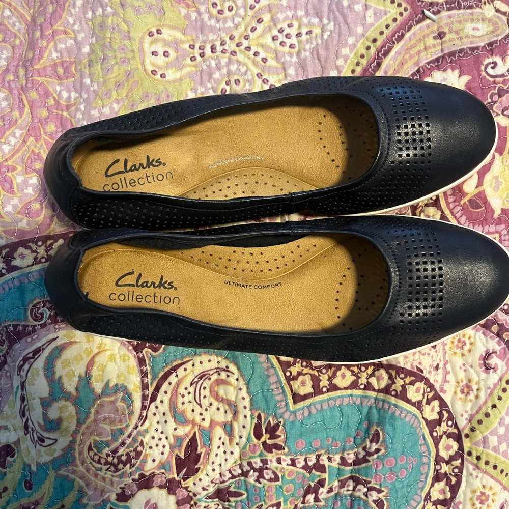 Clarks Women's Navy Blue Perforated Loafers Size 8 - Picture 2 of 5